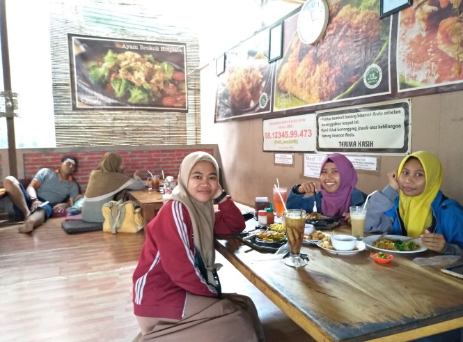 Dapoer Emak Purwodadi nur hidayah, 1. RM Serba Sambal Grobogan, 2. Danau Resto Purwodadi, 3. Rumah Makan Soybean Resto, 4. Rumah Makan Sambung Roso, 5. RM Raharjo Garang Asem, 6. Rm. Gubug Istana II, 7. Rumah Makan Ratna Arga Tirta, 8. Rumah Makan Lesehan Mbak Kar, 9. R.M. Sedep Yanto Ganjar Becek &amp; Sate Kerbau, 10. RM Noroyono Pak Djamin, 11. Pusat Kuliner Purwodadi, 12. Cafe &amp; Resto Pring Ndeso, 13. Dapoer Emak Purwodadi, 14. D’Lans Resto, 15. DEJAVU RESTO &amp; CAFE, 16. Pelangi Resto &amp; Cafe Purwodadi, 17. Warung Makan Ocha, 18. Rumah Makan MBAK SRI JAGO MUDA, 19. Rumah Makan Padang Simpang Mawar, 20. Warung Makan Ibu Hj. Kadri, 21. SUKA RASA RESTO, 22. Ayam Kremes Purwodadi, 23. Waroeng Soto Noroyono, 24. Warung Mbah Sum, 25. Babalu Crab, 26. Omah Angkringan, 27. Warung Makan Mbak Ping