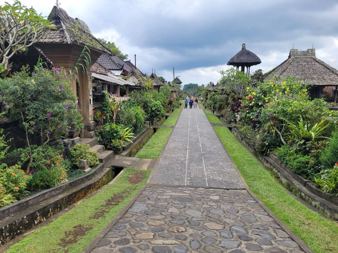 Desa Adat Penglipuran, 1. Gunung Batur, 2. Danau Batur, 3. Museum Geopark Batur Kintamani, 4. Sukawana Sunrise Spot, 5. Gunung Abang Kintamani, 6. Hutan Pinus Glagahlinggah Lestari, 7. Puncak Indrakila Trunyan, 8. Toya Devasya Hotspring Waterpark &amp; Camping Ground, 9. Pura Segara Ulun Danu Batur, 10. Tirta Pancoran Solas Pura Pelisan, 11. Desa Wisata Bayung Gede, 12. Desa Penelokan, 13. Pinggan Sunrise Spot, 14. Air Terjun Langgahan, 15. Penelokan View Point, 16. Batur Natural Hot Spring, 17. Desa Adat Penglipuran, 18. Resto Apung Kedisan, 19. Montana del Café, 20. Tegukopi