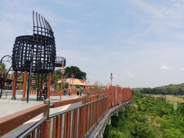 Gunung Kemukus QHOMS 1626, 1. Alun-alun Kota Sragen, 2. Museum Prasejarah Sangiran, 3. Taman Ndayu Alam Asri, 4. Waduk Kedung Ombo, 5. Gunung Kemukus, 6. Wisata Pemandian Air Panas Bayanan, 7. Taman Kridoanggo Sragen, 8. Taman Sukowati, 9. Kolam Renang Kartika, 10. Wisata Alam Betisrejo, 11. Galeri Batik Sukowati, 12. Waduk Blimbing, 13. Waduk Gebyar, 14. Edupark Gemolong Sragen, 15. Kolam Renang Doeng Cuo , 16. Air Terjun Dung Jengglong, 17. Kedung Grujug Sragen, 18. Elok Waterpark, 19. Pemandian Sendang Kun Gerit, 20. Waduk Kembangan, 21. Gunung Banyak, 22. Makam Joko Tingkir, 23. Wisata Batik Dewi Arum Kliwonan, 24. Pemandian Air Panas Sendang Panguripan (Ngunut), 25. Museum Manusia Purba Klaster Bukuran, 26. Ganesha Technopark (Tutup Sementara)