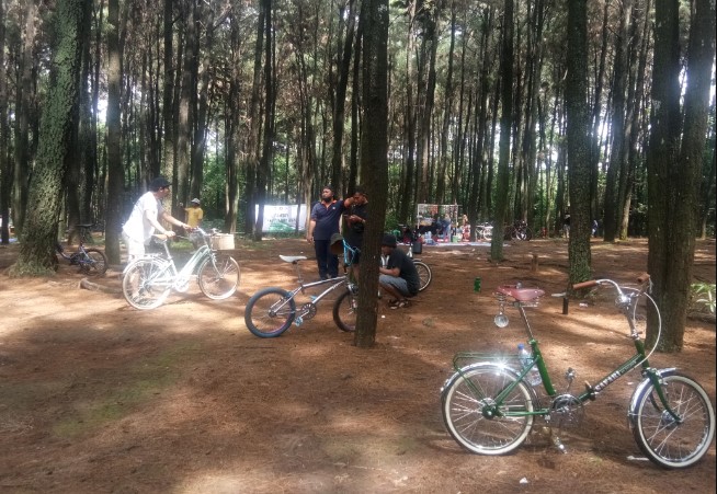 Hutan Pinus Cibubur Mochamad Nugroho, 1. Taman Wiladatika, 2. Eldorado Water Park, 3. CIBUBUR GARDEN Eat & Play, 4. Kampoeng Maen Cibubur, 5. Telaga Arwana Cibubur, 6. Kampung Cina, 7. Taman Wisata Lebah, 8. Taman Mini Indonesia Indah, 9. Cibubur Garden Dairy, 10. Cibubur Junction, 11. Buperta Cibubur, 12. Monumen Pancasila Sakti, 13. Taman Cibubur Ciraos Adib RS, 14. Fantasy Island Cibubur, 15. Museum Komodo dan Taman Reptil, 16. Museum Perangko , 17. Taman Buah Mekarsari, 18. Kolam Renang Splash Waterpark Cibubur Country Cikeas, 19. Kolam Renang Tirta Teja, 20. Danau Jambore, 21. Hutan Pinus Cibubur, 22. Taman Mahoni, 23. Kampung Jepang, 24. Jakarta Gems Center, 25. Monumen Perjuangan Jatinegara