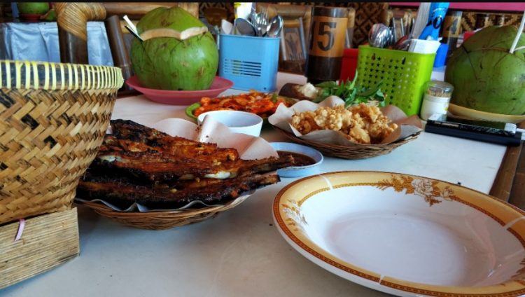 Ikan Bakar Yayat Hamzah Saefudin, 1. Rumah Makan Taman New Aroma, 2. Rumah Makan Sari Laut, 3. Ka Ho, 4. DSC Dapur Seafood Cilacap, 5. RM Sate Kambing & Pondok Makan Lesehan Sidoroso, 6. Lesehan Ikan Bakar 70, 7. Dapur Mamo Cilacap, 8. Warung Makan David Galipat, 9. Sate Ayam Martawi, 10. Omah Sambel, 11. Mie Dua Rasa (Midura), 12. Sate Inggil, 13. Warung Asik Cilacap, 14. Cafe Daun, 15. Ayam Bakar Lunak Sawah Besar, 16. Gosteak Cilacap, 17. Rocket Chicken Rinjani, 18. Lesehan Mendoan Sudiroso, 19. Nasi rames Sabar Menanti, 20. Mie Naga, 21. Marto Joyo Restaurant, 22. Rumah Makan Padang Putra Sikumbang, 23. Pondok La-Bia, 24. Warung Ikan Bakar Sari Ayu, 25. Rumah Makan Karang Mekar, 26. Ikan Bakar Yayat, 27. Bebek goreng Lik Cip Cilacap, 28. Warung Aldo & Sky Dinning Cilacap, 29. Dapur Kharisma, 30. Bu Nur’s Local Eatery, 31. Warung Makan Bu Cici, 32. Rumah Makan Andalas, 33. Chicken Crush, 34. Rumah Makan Padang Denai, 35. AYAM GORENG KREMESAN Hj. Diah Rudiyono, 36. D’YERIKO CORNER, 37. Angkringan Babeh 3, 38. Lesehan Ikan Bakar Citra Rasa Bu Towa’ah, 39. Rumah Makan Padang Do’a Mande