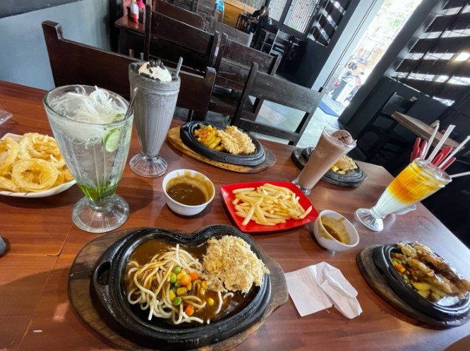 Ini Baru Rajanya Steak, 1. KEDAI MATMOEN, 3. Bamboo Arum Restaurant, 4. Soto Segeer Mbok Giyem, 5. Waroeng Iga Pak Wid, 6. Spesial Sambal SS Heritage, 7. Ini Baru Rajanya Steak, 8. Warung Soto Seger Hj. Fatimah, 9. Star Steak Boyolali, 10. Waroeng Wepede, 11. Ayam Penyet Suroboyo, 12. Kedai Mujur’s, 13. Mager Resto, 14. Rumah Makan Mina Tlatar Indah, 15. Warung Penyet Rejosari, 16. Ayam &amp; Bebek Goreng Pak Pono, 17. Warung Pak Pinggir Pengging, 18. Nasgor 212 Boyolali, 19. Soto Ndelik Boyolali, 20. RM Soto Rumput Khas Boyolali, 21. Omah belvan, 22. Kedai Wangsa, 23. Bebek Goreng Pak Gemboel, 24. Rumah Makan “Simo Chicken”, 25. Kedai Ayam Goreng Kremes Bu Nani, 26. Gapura Cafe &amp; Resto, 27. Kuliner Bu Yoso, 28. Yoko Ramen, 29. Deselokaton