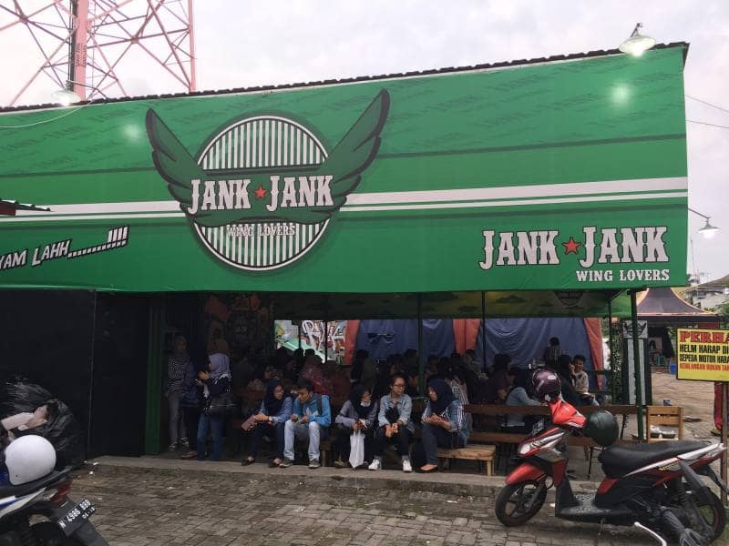 Jank Jank Wings , 1. Ikan Bakar Cianjur, 2. Bebek Goreng H Slamet, 3. Ayam Goreng Gringging Lombok, 4. Lesehan Joyo , 5. Warung Apung Rahmawati , 6. Mie Kober Ponti Sidoarjo, 7. Jank Jank Wings , 8. Qen-di Garden Resto, 9. Iga Bakar dan Steak Sidoarjo , 10. Warung Oemik Ika Ganjarane Hidayah, 11. Kupang Lontong Pak Misari , 12. Warung Leko Sidoarjo , 13. Warung Makan Murah Prasmanan Ny Indra, 14. Depok Langgeng Langgeng Sidoarjo , 15. CEKER LAPINDHO ASLI (ALUN-ALUN SIDOARJO), 16. Rawon Gajah Mada , 17. The Crabbys Sidoarjo , 18. Jon’s Cafe and Coffee , 19. Heritage Of Handayani, 20. Cocari Sidoarjo, 21. C&amp;C Spesial Iga Sapi Bakar , 22. Kedai Pakcik Abin, 23. Sop Kikil Pak Madekan, 24. Warung Handayani