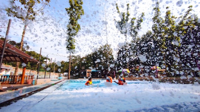 Jati Sewu Cibungbang, 1. Waterpark Tirta Sumber Jaya Cipangalun, 2. Kolam renang Tirta Pasir Raya, 3. Sukahaji Waterboom , 4. Kolam Renang Tirta Bagja, 5. Kolam Renang Tirta Sejuk, 6. Kolam Renang Cadas Ngampar , 7. Jati Sewu Cibungbang, 8. Kolam Renang D’i Jimat, 9. Kolam Renang Tiara, 10. Kolam Renang Tirta Winaya, 11. Kolam Renang Gunung Daweg, 12. Tirta Nurani, 13. Kolam Renang The Priangan Hotel Ciamis, 14. Kolam renang Tirta Mandala, 15. Kolam Renang Setra Sari, 16. Kolam Renang Cilongok Damai, 17. Kolam Renang Samida Indah