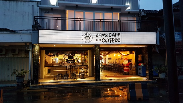 Jon’s Cafe and Coffee via BUdimayo.blogspotcom, 1. Ikan Bakar Cianjur, 2. Bebek Goreng H Slamet, 3. Ayam Goreng Gringging Lombok, 4. Lesehan Joyo , 5. Warung Apung Rahmawati , 6. Mie Kober Ponti Sidoarjo, 7. Jank Jank Wings , 8. Qen-di Garden Resto, 9. Iga Bakar dan Steak Sidoarjo , 10. Warung Oemik Ika Ganjarane Hidayah, 11. Kupang Lontong Pak Misari , 12. Warung Leko Sidoarjo , 13. Warung Makan Murah Prasmanan Ny Indra, 14. Depok Langgeng Langgeng Sidoarjo , 15. CEKER LAPINDHO ASLI (ALUN-ALUN SIDOARJO), 16. Rawon Gajah Mada , 17. The Crabbys Sidoarjo , 18. Jon’s Cafe and Coffee , 19. Heritage Of Handayani, 20. Cocari Sidoarjo, 21. C&amp;C Spesial Iga Sapi Bakar , 22. Kedai Pakcik Abin, 23. Sop Kikil Pak Madekan, 24. Warung Handayani