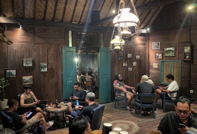 Karakter Kopi Bali, 1. Potato Head Beach Club, 2. La Brisa Canggu, 3. La Plancha, 4. Livingstone, 5. Kopi Zeen, 6. Seniman Coffee Studio, 7. Revolver Seminyak, 8. Sisterfields Cafe, 9. Mrs Sippy Bali, 10. KYND Community, 11. 9/11 Café Denpasar, 12. Coffee Cartel, 13. La Laguna, 14. Vue Beach Club atau LV8, 15. Lazy Cat Ubud, 16. Folk Pool & Gardens, 17. Sea Breeze Nusa Ceningan, 18. Da Maria, 19. Titik Temu, 20. Kim Soo Home, 21. Karakter Kopi Bali, 22. The Alleyway Cafe, 23. Folie Patisserie, 24. The Fat Turtle, 25. Buro (Non Halal), 26. The Slow Kitchen and Bar, 27. Panama Kitchen & Pool, 28. Neon Palms, 29. Sea Vu Play