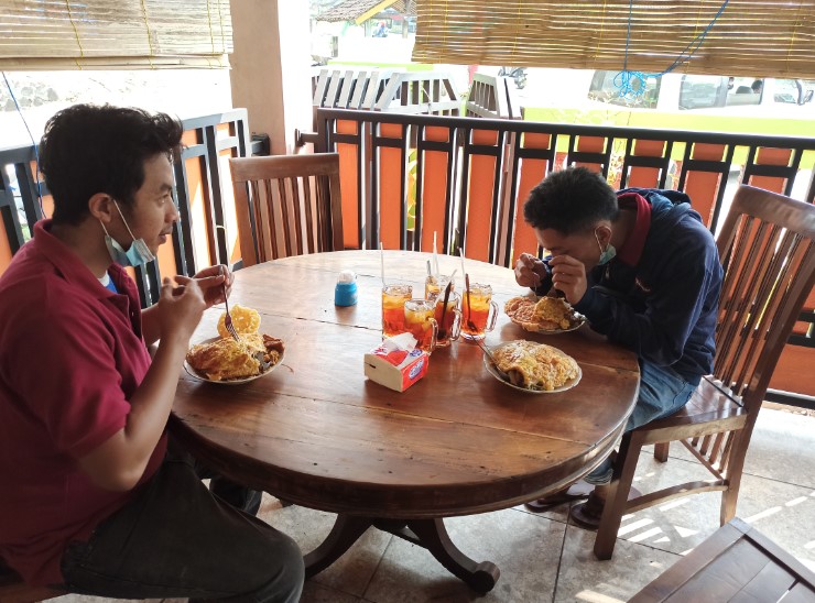 Kedai Ayam Goreng Kremes Bu Nani, 1. KEDAI MATMOEN, 3. Bamboo Arum Restaurant, 4. Soto Segeer Mbok Giyem, 5. Waroeng Iga Pak Wid, 6. Spesial Sambal SS Heritage, 7. Ini Baru Rajanya Steak, 8. Warung Soto Seger Hj. Fatimah, 9. Star Steak Boyolali, 10. Waroeng Wepede, 11. Ayam Penyet Suroboyo, 12. Kedai Mujur’s, 13. Mager Resto, 14. Rumah Makan Mina Tlatar Indah, 15. Warung Penyet Rejosari, 16. Ayam &amp; Bebek Goreng Pak Pono, 17. Warung Pak Pinggir Pengging, 18. Nasgor 212 Boyolali, 19. Soto Ndelik Boyolali, 20. RM Soto Rumput Khas Boyolali, 21. Omah belvan, 22. Kedai Wangsa, 23. Bebek Goreng Pak Gemboel, 24. Rumah Makan “Simo Chicken”, 25. Kedai Ayam Goreng Kremes Bu Nani, 26. Gapura Cafe &amp; Resto, 27. Kuliner Bu Yoso, 28. Yoko Ramen, 29. Deselokaton