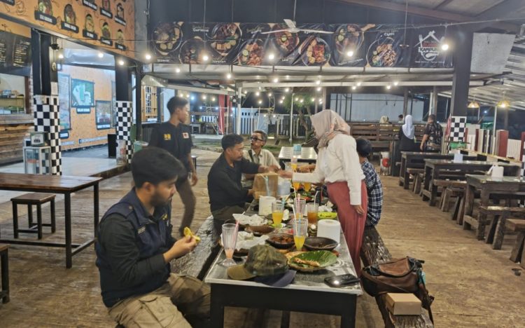 Kedai Dahar Bumbu Kampung via Google Maps Khawari Rama Yustira, 1. RM. MAYANG SARI (Ayam Goreng & Panggang), 2. Javanese Village – Grandma’s Kitchen ‘Pawon Simbah’, 3. Warung Makan Bu Fauzi, 4. Dapur Pecak & Pemancingan “Mbah Kung”, 5. Berry Resto, 6. Bioskop Mie & Kopi, 7. RM Raos Eco, 8. Kendil Mas Restaurant, 9. Kedai Dahar Bumbu Kampung, 10. Rumah Makan Monggo Moro, 11. Omah Kayoe Resto Kuliner Lawasan, 12. DUA SAMBAL SUPER PENYET, 13. ALOHA Seaside Resto, 14. Forest Kopi, 15. PituLasan, 16. Mountain Cafe and Resto, 17. Ayam Goreng Gringsing (Bu Bengat), 18. Pondok Ikan Bakar Tirta Asri, 19. RM Murah Meriah Masakan Padang, 20. RM Sendang Wungu, 21. RM Padang Batang Jaya, 22. Seafood & Nasgor DCapone, 23. RM Menara Kudus, 24. Rest Area Pahala Kencana, 25. Sangria Restaurant, 26. Ayam Bakar Cemani, 27. WARUNG MAKAN KEMUNING, 28. Rumah makan Mbak YANNA