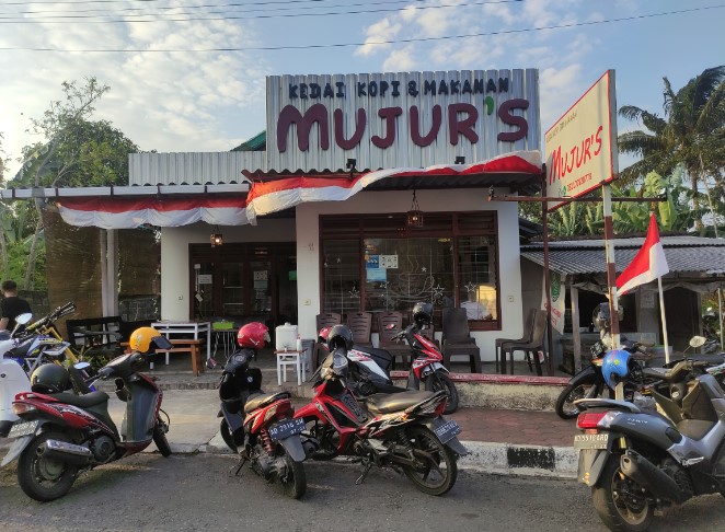 Kedai Mujur's, 1. KEDAI MATMOEN, 3. Bamboo Arum Restaurant, 4. Soto Segeer Mbok Giyem, 5. Waroeng Iga Pak Wid, 6. Spesial Sambal SS Heritage, 7. Ini Baru Rajanya Steak, 8. Warung Soto Seger Hj. Fatimah, 9. Star Steak Boyolali, 10. Waroeng Wepede, 11. Ayam Penyet Suroboyo, 12. Kedai Mujur’s, 13. Mager Resto, 14. Rumah Makan Mina Tlatar Indah, 15. Warung Penyet Rejosari, 16. Ayam &amp; Bebek Goreng Pak Pono, 17. Warung Pak Pinggir Pengging, 18. Nasgor 212 Boyolali, 19. Soto Ndelik Boyolali, 20. RM Soto Rumput Khas Boyolali, 21. Omah belvan, 22. Kedai Wangsa, 23. Bebek Goreng Pak Gemboel, 24. Rumah Makan “Simo Chicken”, 25. Kedai Ayam Goreng Kremes Bu Nani, 26. Gapura Cafe &amp; Resto, 27. Kuliner Bu Yoso, 28. Yoko Ramen, 29. Deselokaton