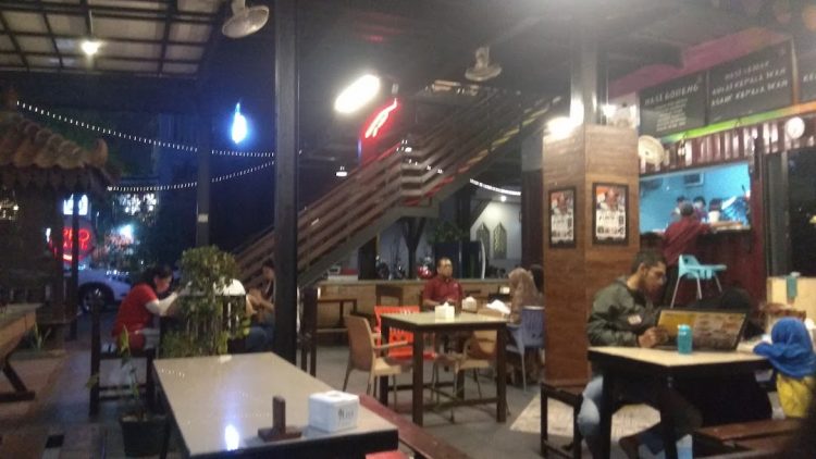 Kedai Pakcik Abin, 1. Ikan Bakar Cianjur, 2. Bebek Goreng H Slamet, 3. Ayam Goreng Gringging Lombok, 4. Lesehan Joyo , 5. Warung Apung Rahmawati , 6. Mie Kober Ponti Sidoarjo, 7. Jank Jank Wings , 8. Qen-di Garden Resto, 9. Iga Bakar dan Steak Sidoarjo , 10. Warung Oemik Ika Ganjarane Hidayah, 11. Kupang Lontong Pak Misari , 12. Warung Leko Sidoarjo , 13. Warung Makan Murah Prasmanan Ny Indra, 14. Depok Langgeng Langgeng Sidoarjo , 15. CEKER LAPINDHO ASLI (ALUN-ALUN SIDOARJO), 16. Rawon Gajah Mada , 17. The Crabbys Sidoarjo , 18. Jon’s Cafe and Coffee , 19. Heritage Of Handayani, 20. Cocari Sidoarjo, 21. C&amp;C Spesial Iga Sapi Bakar , 22. Kedai Pakcik Abin, 23. Sop Kikil Pak Madekan, 24. Warung Handayani