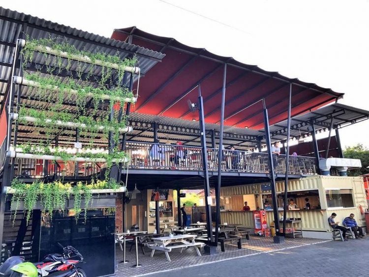 Kober Bar Mie Setan, 1. Ikan Bakar Cianjur, 2. Bebek Goreng H Slamet, 3. Ayam Goreng Gringging Lombok, 4. Lesehan Joyo , 5. Warung Apung Rahmawati , 6. Mie Kober Ponti Sidoarjo, 7. Jank Jank Wings , 8. Qen-di Garden Resto, 9. Iga Bakar dan Steak Sidoarjo , 10. Warung Oemik Ika Ganjarane Hidayah, 11. Kupang Lontong Pak Misari , 12. Warung Leko Sidoarjo , 13. Warung Makan Murah Prasmanan Ny Indra, 14. Depok Langgeng Langgeng Sidoarjo , 15. CEKER LAPINDHO ASLI (ALUN-ALUN SIDOARJO), 16. Rawon Gajah Mada , 17. The Crabbys Sidoarjo , 18. Jon’s Cafe and Coffee , 19. Heritage Of Handayani, 20. Cocari Sidoarjo, 21. C&amp;C Spesial Iga Sapi Bakar , 22. Kedai Pakcik Abin, 23. Sop Kikil Pak Madekan, 24. Warung Handayani