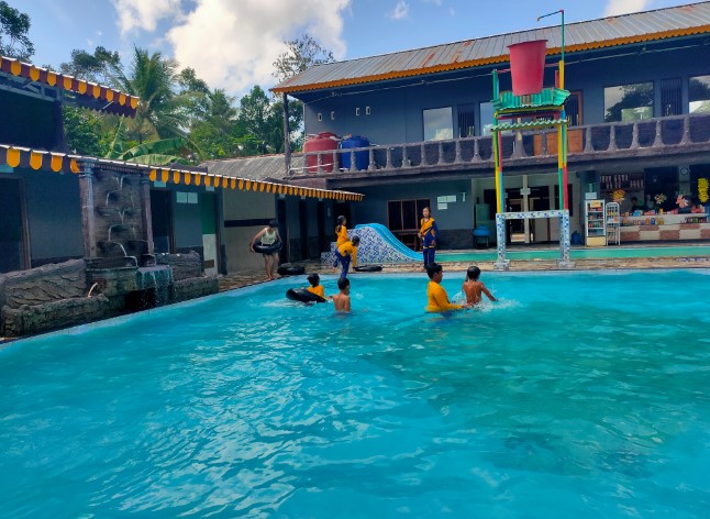 Kolam Renang D'i Jimat Fatur Rohman, 1. Waterpark Tirta Sumber Jaya Cipangalun, 2. Kolam renang Tirta Pasir Raya, 3. Sukahaji Waterboom , 4. Kolam Renang Tirta Bagja, 5. Kolam Renang Tirta Sejuk, 6. Kolam Renang Cadas Ngampar , 7. Jati Sewu Cibungbang, 8. Kolam Renang D’i Jimat, 9. Kolam Renang Tiara, 10. Kolam Renang Tirta Winaya, 11. Kolam Renang Gunung Daweg, 12. Tirta Nurani, 13. Kolam Renang The Priangan Hotel Ciamis, 14. Kolam renang Tirta Mandala, 15. Kolam Renang Setra Sari, 16. Kolam Renang Cilongok Damai, 17. Kolam Renang Samida Indah