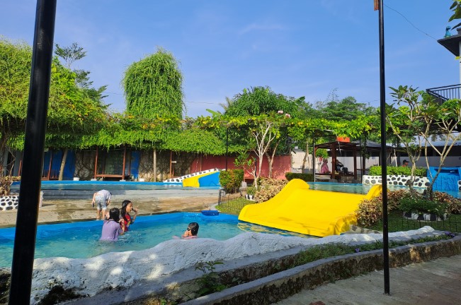 Kolam Renang Dino Waterpark yoga pratama, 1. Sangkan Resort Aqua Park, 2. Kolam Renang Zam Zam, 3. The Mountain Recreation Park, 4. Taman Wisata Alam (TWA) Linggarjati, 5. Kolam Renang Paniis, 6. Bumi Pelangi, 7. Wisata Taman Rekreasi Salsabila Kuningan, 8. Kolam Renang Sanggariang, 9. Sangkanhurip, 10. Kolam Renang Tirta Agung Mas, 11. Kolam Renang J&J Kuningan, 12. Kolam Renang Linggarjati, 13. Pemandian Cibuntu, 14. Kolam Renang Dino Waterpark, 15. Wisata Side Land, 16. Kolam Renang Cipanas, 17. Kolam De’Goah Kuningan, 18. Kolam Renang Wisata Cibuntu, 19. Kolam Renang Mini Artar, 20. Kolam Renang Pemandian Cibulan