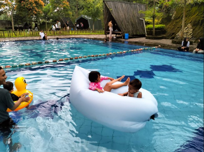 Kolam Renang Wisata Cibuntu Lugina Devi (dedep), 1. Sangkan Resort Aqua Park, 2. Kolam Renang Zam Zam, 3. The Mountain Recreation Park, 4. Taman Wisata Alam (TWA) Linggarjati, 5. Kolam Renang Paniis, 6. Bumi Pelangi, 7. Wisata Taman Rekreasi Salsabila Kuningan, 8. Kolam Renang Sanggariang, 9. Sangkanhurip, 10. Kolam Renang Tirta Agung Mas, 11. Kolam Renang J&J Kuningan, 12. Kolam Renang Linggarjati, 13. Pemandian Cibuntu, 14. Kolam Renang Dino Waterpark, 15. Wisata Side Land, 16. Kolam Renang Cipanas, 17. Kolam De’Goah Kuningan, 18. Kolam Renang Wisata Cibuntu, 19. Kolam Renang Mini Artar, 20. Kolam Renang Pemandian Cibulan