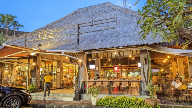 Kopi Zeen Stephany, 1. Potato Head Beach Club, 2. La Brisa Canggu, 3. La Plancha, 4. Livingstone, 5. Kopi Zeen, 6. Seniman Coffee Studio, 7. Revolver Seminyak, 8. Sisterfields Cafe, 9. Mrs Sippy Bali, 10. KYND Community, 11. 9/11 Café Denpasar, 12. Coffee Cartel, 13. La Laguna, 14. Vue Beach Club atau LV8, 15. Lazy Cat Ubud, 16. Folk Pool & Gardens, 17. Sea Breeze Nusa Ceningan, 18. Da Maria, 19. Titik Temu, 20. Kim Soo Home, 21. Karakter Kopi Bali, 22. The Alleyway Cafe, 23. Folie Patisserie, 24. The Fat Turtle, 25. Buro (Non Halal), 26. The Slow Kitchen and Bar, 27. Panama Kitchen & Pool, 28. Neon Palms, 29. Sea Vu Play