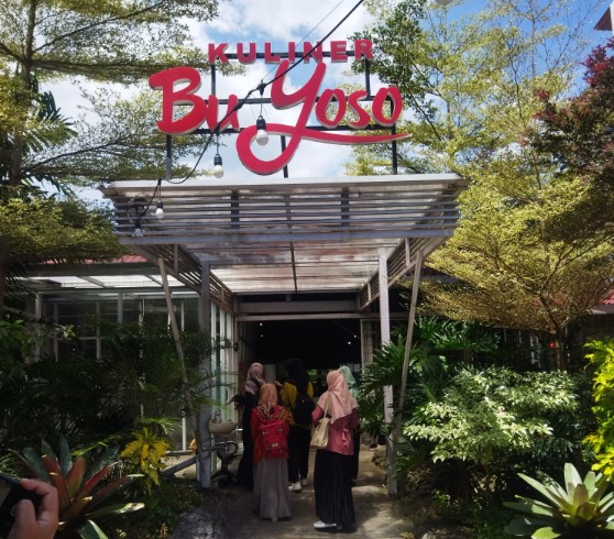 Kuliner Bu Yoso, 1. KEDAI MATMOEN, 3. Bamboo Arum Restaurant, 4. Soto Segeer Mbok Giyem, 5. Waroeng Iga Pak Wid, 6. Spesial Sambal SS Heritage, 7. Ini Baru Rajanya Steak, 8. Warung Soto Seger Hj. Fatimah, 9. Star Steak Boyolali, 10. Waroeng Wepede, 11. Ayam Penyet Suroboyo, 12. Kedai Mujur’s, 13. Mager Resto, 14. Rumah Makan Mina Tlatar Indah, 15. Warung Penyet Rejosari, 16. Ayam &amp; Bebek Goreng Pak Pono, 17. Warung Pak Pinggir Pengging, 18. Nasgor 212 Boyolali, 19. Soto Ndelik Boyolali, 20. RM Soto Rumput Khas Boyolali, 21. Omah belvan, 22. Kedai Wangsa, 23. Bebek Goreng Pak Gemboel, 24. Rumah Makan “Simo Chicken”, 25. Kedai Ayam Goreng Kremes Bu Nani, 26. Gapura Cafe &amp; Resto, 27. Kuliner Bu Yoso, 28. Yoko Ramen, 29. Deselokaton