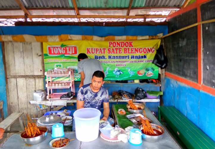 Kupat Blengong Kasturi Rajak via Google Maps Silvita, 1. Rumah Makan Alang Alang, 2. Sate Kambing Muda H. Suharjo, 3. Rumah Makan Intan Jatibarang, 4. Rumah Makan Ohio, 5. RM Mantap, 6. Warung Makan Lengko Wari, 7. RM Djitoe Rajane Sambel Balongan, 8. Rumah Makan Lesehan Nur Anisa, 9. Warung Makan Sate Blengong Bu Kijah Brebes, 10. Rumah Makan Ronah, 11. RM Sate H. Moei, 12. RM. SATE KARYO, 13. Rumah Makan Putri H. Jahid, 14. RM Simpati, Jl Gor Brebes, 15. Warung Alas Daun – Warung Makan Paling Enak di Rest Area KM 260 Brebes, 16. Rumah Makan H. Dahlan, 17. Rumah Makan Kedung Roso, 18. Kupat Blengong Kasturi Rajak, 19. Bakso Pak Gimin, 20. Warung Sate Kambing Seger Bpk. Khadiri, 21. Rumah Makan Pak Tarwud, 22. Rumah Makan Putra Minang, 23. Sate Kambing SAKINAH, 24. Bu Nunung Restaurant, 25. Rumah Makan Kita Pejagan