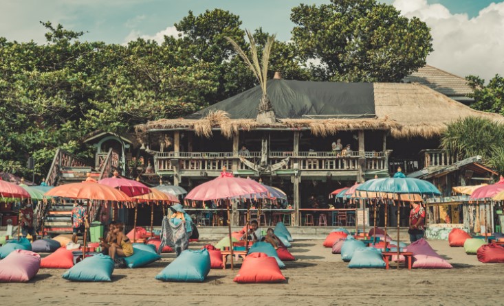 La Plancha, 1. Potato Head Beach Club, 2. La Brisa Canggu, 3. La Plancha, 4. Livingstone, 5. Kopi Zeen, 6. Seniman Coffee Studio, 7. Revolver Seminyak, 8. Sisterfields Cafe, 9. Mrs Sippy Bali, 10. KYND Community, 11. 9/11 Café Denpasar, 12. Coffee Cartel, 13. La Laguna, 14. Vue Beach Club atau LV8, 15. Lazy Cat Ubud, 16. Folk Pool & Gardens, 17. Sea Breeze Nusa Ceningan, 18. Da Maria, 19. Titik Temu, 20. Kim Soo Home, 21. Karakter Kopi Bali, 22. The Alleyway Cafe, 23. Folie Patisserie, 24. The Fat Turtle, 25. Buro (Non Halal), 26. The Slow Kitchen and Bar, 27. Panama Kitchen & Pool, 28. Neon Palms, 29. Sea Vu Play