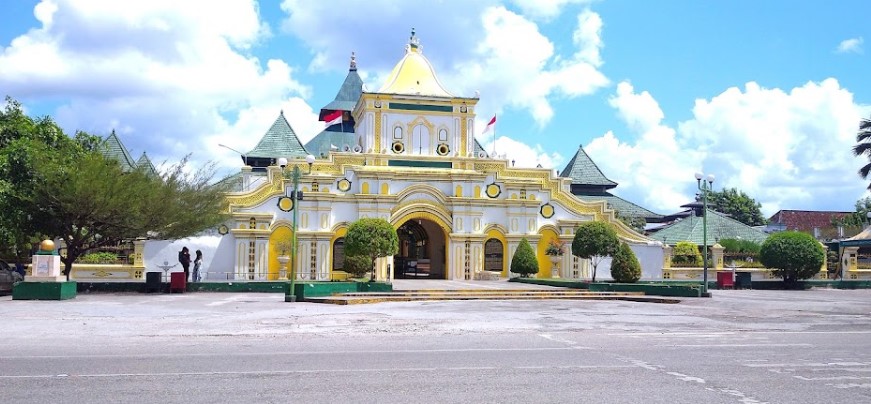 Masjid Agung Jamik Sumenep Rachmad S, 1. Pantai Slopeng Madura, 2. Pantai Siring Kemuning, 3. Air Terjun Toroan , 4. Pantai Sambilangan , 5. Vihara Avalokitesvara, 6. Gili Labak Madura, 7. Pantai Lombang, 8. Wisata Taman Tectona, 9. Masjid Agung Sumenep, 10. Museum Keraton Sumenep, 11. Pantai Rongkang, 12. Boekit Tinggi Daramista, 13. Kepulauan Kangean , 14. Hutan Bawah Laut kep Kangean, 15. Mercusuar Bangkalan, 16. Jembatan Suramadu, 17. Wisata Budaya Karapan Sapi, 18. Wisata Bukit Jaddhih, 19. Pantai Rindu, 20. Gua Blaban, 21. Api Tak Kunjung Padam, 22. Wisata Bukit Kehi, 23. Pantai Jumiang, 24. Monumen Sampang, 25. Tirta Sumekar Indah , 26. Pantai Camplong, 27. Pantai Batu Kerbuy, 28. Pantai Ponjuk Timur Talango, 29. Bukit Geger Bangkalan, 30. Bukit Pelalangan Arosbaya, 31. Air Terjun Batu Raja Manitan, 32. Bukit Cinta Pamekasan, 33. Puncak Ratu Pamekasan, 34. Bukit Lampion Beramah, 35. Wisata Alam Bukit Brukoh, 36. Pantai Nepa, 37. Wisata Kota Tua Kalianget, 38. Air terjun Kokop, 39. Sentra Batik Madura