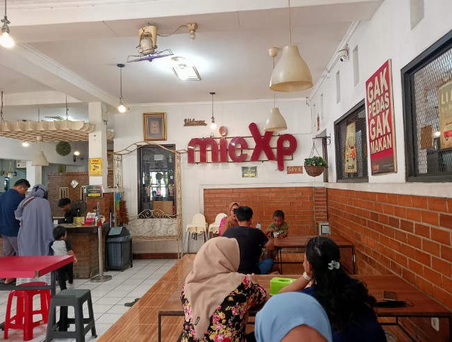 Mie XP Ganjar Utomo, 1. Rumah Makan Khas Sunda Cibiuk, 2. Bebek Kaleyo, 3. Sindang Reret Restaurant, 4. Mie XP, 5. Restoran &amp; Pemancingan Mang Ajo, 6. Restaurant Lebak Sari Indah, 7. Rumah Makan Indo Alam Sari, 8. Pepes Walahar H. Dirja, 9. SHSD Sambel Hejo Sambel Dadak, 10. Ayam Bakar Celup Mang Rojak, 11. Restoran Alam Ceria, 12. Soto Tangkar Nang Nean, 13. Rumah Makan Pawon Sae, 14. Telaga Traditional Resto, 15. Rumah Makan Soto Gempol Karawang, 16. Ratu Penyet, 17. Seafood Kiloan Ala Teh Empop, 18. RAJA SORABI HIJAU, 19. Bebek dan Ayam Goreng Pak Ndut, 20. Rumah makan saung kabogoh, 21. RM Dukuh, 22. RM. Waroeng Desa, 23. Restoran Ratu Galuh Seafood, 24. Ayam Bakar Taliwang HSA (Tutup), 25. Inaho Japanese Restaurant, 26. Sambal Toelman, 27. Hai Wang Chinese, 28. Tahu Bumbu Sari Rasa, 29. Gabus Pucung Ala Warung Mandiri