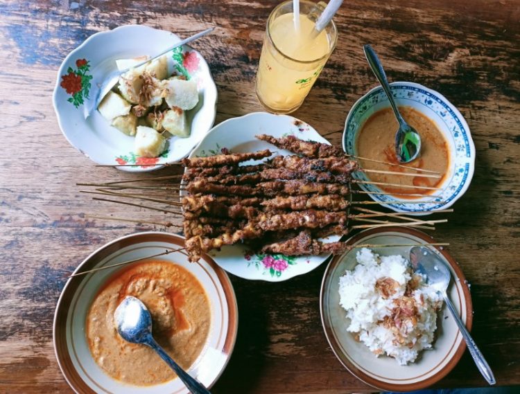 Mr Teguh Chicken Satay Shop via Google Maps Alif Nur Rachmawati, 1. Pondok Juminten, 2. Resto D’Joglo, 3. Warung Makan Pak Galo, 4. Kurma Resto & Coffee Shop, 5. Mr Teguh Chicken Satay Shop, 6. Warung Lesehan Ikan Bakar “TALAUT 225”, 7. Logissteak Blora, 8. Sambel Lalap, 9. Depot Bakmi Kolonel, 10. Warung Lesehan Rawa Peni, 11. Bakso Patriot Blora, 12. Nasi Goreng Pak Gendut Blora, 13. Bakso Kumis, 14. Sate Ayam Pak Kadirun Blora, 15. RM Padang Jetis, 16. Koplakan Pusat Kuliner, 17. Warung Mbok Penyet, 18. Ayam Geprek Sako Blora, 19. Sego Kobong 70 BBM, 20. Warung Makan Lesehan Mbak Tun, 21. Bang Jago, 22. Kedai Boemi, 23. RM. Sambele Bu’e, 24. SAVANA RESTO CAFE, 25. Teras sunda, 26. Nasi Pecel Mbah Jito, 27. Warung Pecel “Mak Tirah”, 28. Warung Makan Pojok Gogor, 29. Warung Makan Jo’gelo