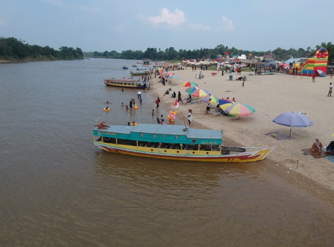 Pantai Cinta, Teluk Jering Tambang Focus Riau (Aroel Sakai), 1. Istana Siak, 2. ASIA FARM HAYDAY¹, 3. Pantai Cinta, Teluk Jering Tambang, 4. Kasang Kulim Zoo, 5. Citraland Waterpark, 6. Taman Kota Pekanbaru, 7. Wisata Danau Raja Rengat, 8. Bukit Ulu Kasok, 9. Bandar Bakau Dumai, 10. Labersa Water Park Riau Fantasi, 11. Pantai Selat Baru, 12. Candi Muara Takus, 13. Taman Rekreasi Alam Mayang Pekanbaru, 14. Lapangan Pasir Bengkalis, 15. Pantai Tanjung Medang, Teluk Rhu Rupat, 16. Pantai Tenggayun, 17. Pantai Marina, 18. Danau Rusa Kampar, 19. Wisata Hutan Pinus Cadika, 20. Wisata Bono, Berselancar di Sungai Kampar, 21. Perpustakaan Soeman H.S, 22. Taman Wisata Alam Koboko, 23. Air Terjun TEMBULUN Kinutan, 24. Agro Wisata Pelangi, 25. KAMPOENG RABBIT’S KULIM, 26. Museum Sang Nila Utama Pekanbaru, 27. Desa Okura Pekanbaru, 28. Pantai Sepahat, 29. Taman Hutan Raya Sultan Syarif Kasim, 30. Taman Andam Dewi, 31. Rumah Lontik, 32. Kawah Biru, 33. Pulau Jemur, 34. Air Terjun Pangkalan Kapas, 35. Air Terjun Panisan, 36. Pulau Beting Aceh, 37. Hutan Mangrove Sebauk, 39. Jembatan Water Front City Bangkinang, 39. Masjid Raya An-Nur Provinsi Riau