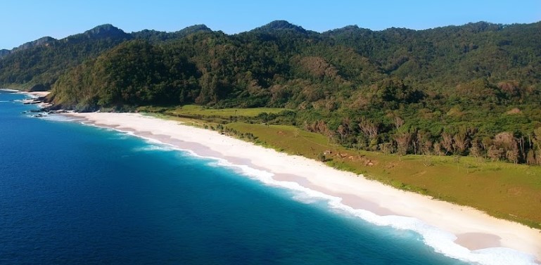 1. Pantai Iboih, 2. Pantai Ulee Lheue, 3. Pantai Lampuuk, 4. Pantai Tapak Gajah, 5. Pantai Lhoknga, 6. Pantai Anoi Itam, 7. Pantai Lange, 8. Pantai Sumur Tiga, 9. Pantai Lanaga, 10. Pantai Lhok Mee, 11. Pantai Alue Naga, 12. Pantai Ujung Kareung, 13. Pantai Pulo Sarok, 14. Pantai Cemara Indah , 15. Pulau Rubiah, 16. Pantai Lhok Bubon, 17. Pantai Pusong Sangkalan, 18. Pantai Kuala Raja, 19. Pantai Ujong Batee, 20. Pantai Suak Ribee, 21. Pantai Batee Puteh, 22. Pantai Lancok, 23. Pantai Kuala Idi, 24. Pantai Pasir Putih Sabang, 25. Pantai Jaboi, 26. Pantai Arun Sabang, 27. Pantai Batee Dua, 28. Pantai Mata Ie Sabang