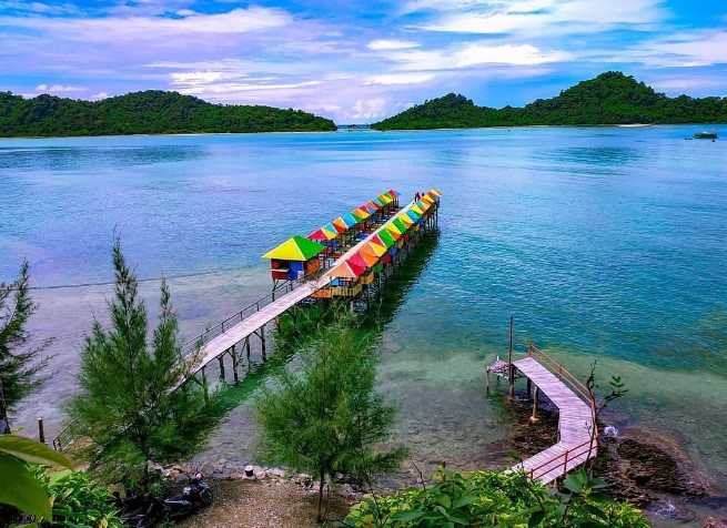 Pantai Lhokseudu Irvan Verdian, 1. Wahana Impian Malaka 69, 2. Taman Rusa Aceh Besar, 3. Jantho Panorama Park, 4. Pantai Lhokseudu, 5. Pantai Babah Dua, 6. Pantai Lampuuk, 7. Pantai Ujong Batee, 8. Air Terjun Suhom, 9. Air Terjun Kuta Malaka, 10. Air Terjun Peukan Biluy, 11. Taman Hutan Raya Pocut Meurah Intan, 12. Waduk Keuliling, 13. Pantai Lhoknga, 14. Teluk Jantang, 15. Bukit Gundul Semeuregui, 16. Lhok Seudu, 17. Pucok Krueng, 18. Wisata Sungai Brayeung, 19. Benteng Inong Balee, 20. Bukit Lamreh, 21. Pasir Putih, 22. Mon Ceunong, 23. Pemandian Air Panas “Ie Seueum”, 24. Kolam Mata Ie, 25. Taman Wisata Burung Dara, 26. Ilalang Park, 27. Lhok Mata Ie Ujong Pancu, 28. Air Terjun Elnaja, 29. Pantai Lambaro, 30. Rumah Cut Nyak Dhien, 31. Pantai Penyu, 32. Kebun Kurma Barbate, 33. Gunung Seulawah, 34. Pusat Latihan Gajah, 35. Pantai Lhok Mee