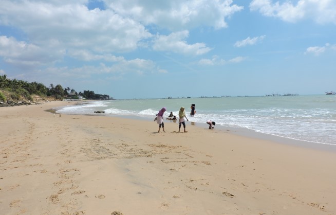 Pantai Slopeng Rudy Prayitno (Rudy SP), 1. Pantai Slopeng Madura, 2. Pantai Siring Kemuning, 3. Air Terjun Toroan , 4. Pantai Sambilangan , 5. Vihara Avalokitesvara, 6. Gili Labak Madura, 7. Pantai Lombang, 8. Wisata Taman Tectona, 9. Masjid Agung Sumenep, 10. Museum Keraton Sumenep, 11. Pantai Rongkang, 12. Boekit Tinggi Daramista, 13. Kepulauan Kangean , 14. Hutan Bawah Laut kep Kangean, 15. Mercusuar Bangkalan, 16. Jembatan Suramadu, 17. Wisata Budaya Karapan Sapi, 18. Wisata Bukit Jaddhih, 19. Pantai Rindu, 20. Gua Blaban, 21. Api Tak Kunjung Padam, 22. Wisata Bukit Kehi, 23. Pantai Jumiang, 24. Monumen Sampang, 25. Tirta Sumekar Indah , 26. Pantai Camplong, 27. Pantai Batu Kerbuy, 28. Pantai Ponjuk Timur Talango, 29. Bukit Geger Bangkalan, 30. Bukit Pelalangan Arosbaya, 31. Air Terjun Batu Raja Manitan, 32. Bukit Cinta Pamekasan, 33. Puncak Ratu Pamekasan, 34. Bukit Lampion Beramah, 35. Wisata Alam Bukit Brukoh, 36. Pantai Nepa, 37. Wisata Kota Tua Kalianget, 38. Air terjun Kokop, 39. Sentra Batik Madura