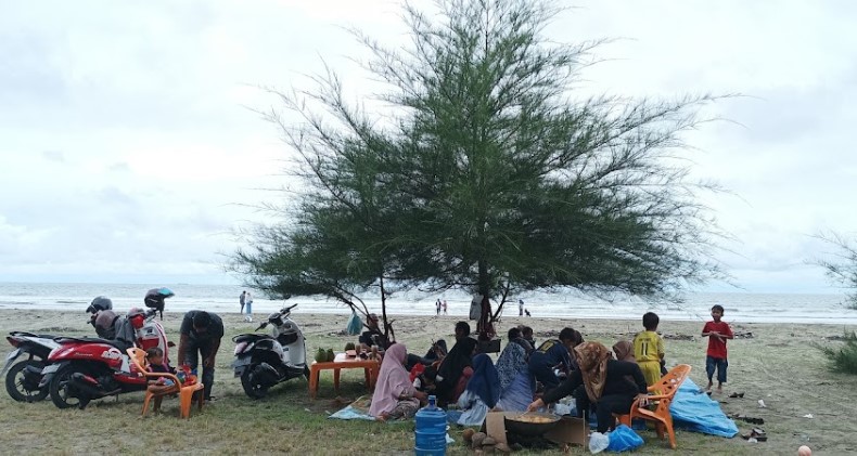 Pantai Suak Timah Eka DP, 1. Pantai Ujong Kareung, 2. Pantai Lhok Bubon, 3. Pantai Batee Puteh , 4. Pantai Suak Ribee, 5. Pantai Lanaga, 6. Masjid Agung Meulaboh , 7. Pantai Pusong Sangkalan, 8. Genang Gedong , 9. Pantai Lhok Geudong , 10. Pantai Ujong Karang , 11. Pantai Kasih, 12. Pantai Batu Putih, 13. Pantai Ujung Batee, 14. Krueng Tutut, 15. Pantai Blang Ulam, 16. Pantai Cemara Indah , 17. Makam Pahlawan Nasional Teuku Umar, 18. Pantai Jilbab, 19. Pantai Lhok Ketapang, 20. Taman Laut Ujung Manggeng, 21. Pantai Ujung Manggeng , 22. Pemandian Krueng Baru , 23. Pemandian Putroe Ijoe, 24. Gua Seumancang Kuta Tinggi, 25. Pulau Gosong, 26. Krueng Babahrot, 27. Pucok Krung Ale, 28. Pantai Ujung Serangga, 29. Tugu Kupiah Teuku Umar, 30. Air Terjun Gampong Pungkie, 31. Danau Geunang Geudong, 32. Taman Hijriah, 33. Pantai Suak Timah, 34. Wisata Waterboom Mini, 35. Lebok Pineu