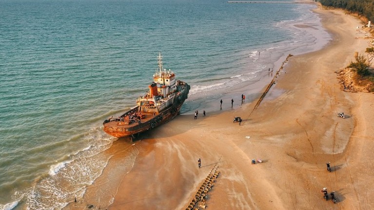 Pantai Surindah ali aldi, 1. Pantai Pasir Putih Remen, 2. Pantai Kelapa Tuban, 3. Pantai Boom, 4. Air Terjun Nglirip, 5. Pantai Cemara, 6. Pantai Sowan Tuban, 7. Goa Ngerong Tuban, 8. Goa Akbar, 9. Pemandian Bektiharjo Tuban, 10. Pemandian Air Panas Prataan Tuban, 11. Alun-alun Tuban, 12. Makam Sunan Bonang, 13. Mangrove Center, 14. Klenteng Kwan Sing Bio, 15. Wisata Pelang, 16. Wisata Sendang Asmoro, 17. Masjid Agung Tuban, 18. TAMAN SLEKO, 19. WISATA SILOWO MERAKURAK, 20. Mata Air Krawak, 21. Air Terjun Banyulangse, 22. Goa Suci Tuban, 23. Goa Kancing Tuban, 24. Watu Ondo Tuban, 25. Museum Kambang Putih, 26. Pondok Pesantren Perut Bumi Al – Maghribi, 27. Perum Perhutani KPH Jatirogo, 28. Wisata Tebing Pelangi, 29. Air Terjun Sanggrahan, 30. Air Terjun Wukirharjo, 31. Pantai Socorejo, 32. Kambang Putih Tuban Park, 33. Taman Hutan Kota Tuban, 34. Sendang Wangi, 35. Pantai Surindah, 36. Tanazawi Agriculture EduPark & Leisure – Kebun Durian, 37. Goa Putri Asih, 38. Air Terjun Lembah Bongok Tuban, 39. Bukit Trantang, 1. Garang Asem, 2. Belut Goreng Ala Tuban