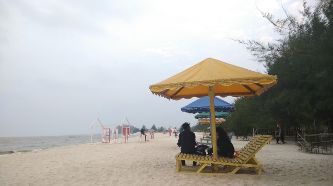 Pantai Romantis Evander Philip Hasibuan, 1. Pantai Olo, 2. Ekowisata Mangrove Sicanang , 3. Pantai Romantis, 4. Pantai Bali Lestari, 5. Pantai Sialang Buah, 6. Pantai Mutiara 88, 7. Romance Bay, 8. Pantai Gudang Garam, 9. Pantai Cermin, 10. Pantai Salah Namo, 11. Pantai Pink, 12. Pantai Sibolazi, 13. Pantai Pondok Permai, 14. Pantai Klang Serdang Begadai, 15. Taman Pantai Barat, 16. Pantai Tureloto