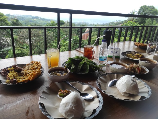 Parahyangan Hill Warung Khas Sunda Sentul Bogor Siti Nurbaiti Oktaviani, 1. Kampoeng Koneng, 2. Ikan Bakar Dalam Bumbu Karimata, 3. Talaga Kuring, 4. Gurame Cobek Mang Dayat, 5. RM. Warung Jambu Ibu HJ. Nyai, 6. Warung Sunda Sambal Dower, 7. Restoran Tumbar Jinten, 8. Mang Kabayan, 9. Warung Nasi Ampera, 10. Ikan Bakar Bambu Haur, 11. Ayam Kampung Neng Lela, 12. Parahyangan Hill, 13. Sop Djanda Special Sate Maranggi