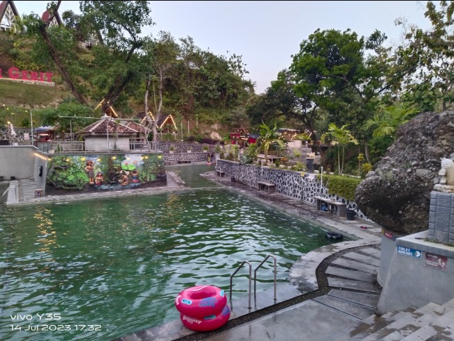 Pemandian Sendang Kun Gerit Aziz Tiswanjaya, 1. Alun-alun Kota Sragen, 2. Museum Prasejarah Sangiran, 3. Taman Ndayu Alam Asri, 4. Waduk Kedung Ombo, 5. Gunung Kemukus, 6. Wisata Pemandian Air Panas Bayanan, 7. Taman Kridoanggo Sragen, 8. Taman Sukowati, 9. Kolam Renang Kartika, 10. Wisata Alam Betisrejo, 11. Galeri Batik Sukowati, 12. Waduk Blimbing, 13. Waduk Gebyar, 14. Edupark Gemolong Sragen, 15. Kolam Renang Doeng Cuo , 16. Air Terjun Dung Jengglong, 17. Kedung Grujug Sragen, 18. Elok Waterpark, 19. Pemandian Sendang Kun Gerit, 20. Waduk Kembangan, 21. Gunung Banyak, 22. Makam Joko Tingkir, 23. Wisata Batik Dewi Arum Kliwonan, 24. Pemandian Air Panas Sendang Panguripan (Ngunut), 25. Museum Manusia Purba Klaster Bukuran, 26. Ganesha Technopark (Tutup Sementara)