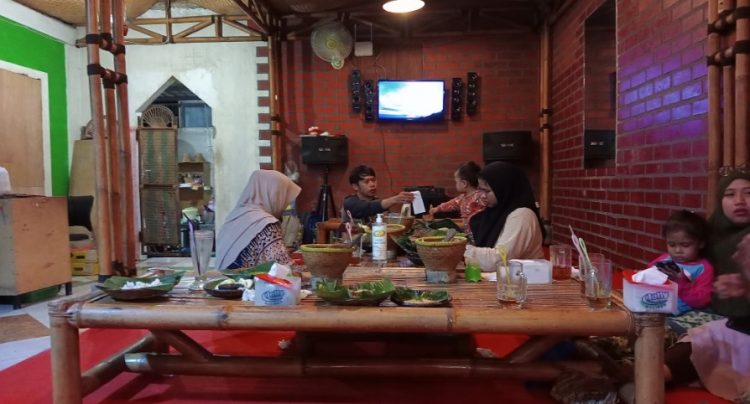 PituLasan via Google Maps Trisno Qiya, 1. RM. MAYANG SARI (Ayam Goreng & Panggang), 2. Javanese Village – Grandma’s Kitchen ‘Pawon Simbah’, 3. Warung Makan Bu Fauzi, 4. Dapur Pecak & Pemancingan “Mbah Kung”, 5. Berry Resto, 6. Bioskop Mie & Kopi, 7. RM Raos Eco, 8. Kendil Mas Restaurant, 9. Kedai Dahar Bumbu Kampung, 10. Rumah Makan Monggo Moro, 11. Omah Kayoe Resto Kuliner Lawasan, 12. DUA SAMBAL SUPER PENYET, 13. ALOHA Seaside Resto, 14. Forest Kopi, 15. PituLasan, 16. Mountain Cafe and Resto, 17. Ayam Goreng Gringsing (Bu Bengat), 18. Pondok Ikan Bakar Tirta Asri, 19. RM Murah Meriah Masakan Padang, 20. RM Sendang Wungu, 21. RM Padang Batang Jaya, 22. Seafood & Nasgor DCapone, 23. RM Menara Kudus, 24. Rest Area Pahala Kencana, 25. Sangria Restaurant, 26. Ayam Bakar Cemani, 27. WARUNG MAKAN KEMUNING, 28. Rumah makan Mbak YANNA