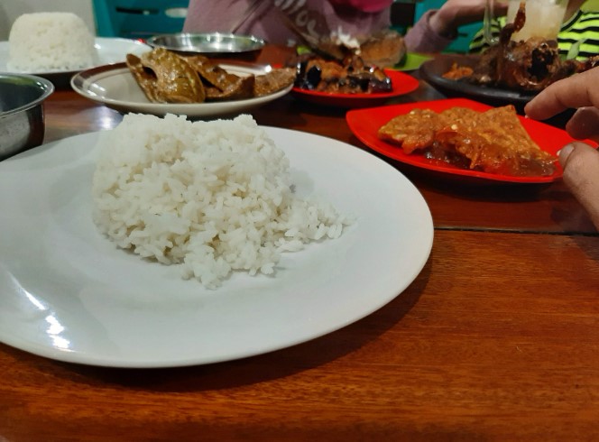 Pondok La-Bia Viody Rent Car, 1. Rumah Makan Taman New Aroma, 2. Rumah Makan Sari Laut, 3. Ka Ho, 4. DSC Dapur Seafood Cilacap, 5. RM Sate Kambing & Pondok Makan Lesehan Sidoroso, 6. Lesehan Ikan Bakar 70, 7. Dapur Mamo Cilacap, 8. Warung Makan David Galipat, 9. Sate Ayam Martawi, 10. Omah Sambel, 11. Mie Dua Rasa (Midura), 12. Sate Inggil, 13. Warung Asik Cilacap, 14. Cafe Daun, 15. Ayam Bakar Lunak Sawah Besar, 16. Gosteak Cilacap, 17. Rocket Chicken Rinjani, 18. Lesehan Mendoan Sudiroso, 19. Nasi rames Sabar Menanti, 20. Mie Naga, 21. Marto Joyo Restaurant, 22. Rumah Makan Padang Putra Sikumbang, 23. Pondok La-Bia, 24. Warung Ikan Bakar Sari Ayu, 25. Rumah Makan Karang Mekar, 26. Ikan Bakar Yayat, 27. Bebek goreng Lik Cip Cilacap, 28. Warung Aldo & Sky Dinning Cilacap, 29. Dapur Kharisma, 30. Bu Nur’s Local Eatery, 31. Warung Makan Bu Cici, 32. Rumah Makan Andalas, 33. Chicken Crush, 34. Rumah Makan Padang Denai, 35. AYAM GORENG KREMESAN Hj. Diah Rudiyono, 36. D’YERIKO CORNER, 37. Angkringan Babeh 3, 38. Lesehan Ikan Bakar Citra Rasa Bu Towa’ah, 39. Rumah Makan Padang Do’a Mande