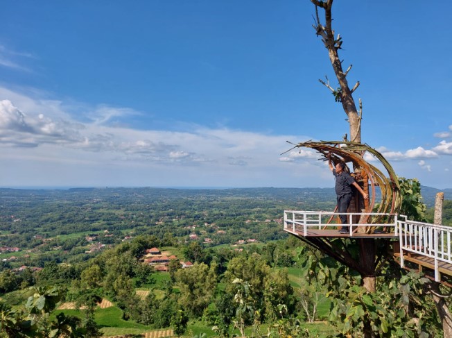 Puncak Ratu Pamekasan Alham Azizi, 1. Pantai Slopeng Madura, 2. Pantai Siring Kemuning, 3. Air Terjun Toroan , 4. Pantai Sambilangan , 5. Vihara Avalokitesvara, 6. Gili Labak Madura, 7. Pantai Lombang, 8. Wisata Taman Tectona, 9. Masjid Agung Sumenep, 10. Museum Keraton Sumenep, 11. Pantai Rongkang, 12. Boekit Tinggi Daramista, 13. Kepulauan Kangean , 14. Hutan Bawah Laut kep Kangean, 15. Mercusuar Bangkalan, 16. Jembatan Suramadu, 17. Wisata Budaya Karapan Sapi, 18. Wisata Bukit Jaddhih, 19. Pantai Rindu, 20. Gua Blaban, 21. Api Tak Kunjung Padam, 22. Wisata Bukit Kehi, 23. Pantai Jumiang, 24. Monumen Sampang, 25. Tirta Sumekar Indah , 26. Pantai Camplong, 27. Pantai Batu Kerbuy, 28. Pantai Ponjuk Timur Talango, 29. Bukit Geger Bangkalan, 30. Bukit Pelalangan Arosbaya, 31. Air Terjun Batu Raja Manitan, 32. Bukit Cinta Pamekasan, 33. Puncak Ratu Pamekasan, 34. Bukit Lampion Beramah, 35. Wisata Alam Bukit Brukoh, 36. Pantai Nepa, 37. Wisata Kota Tua Kalianget, 38. Air terjun Kokop, 39. Sentra Batik Madura