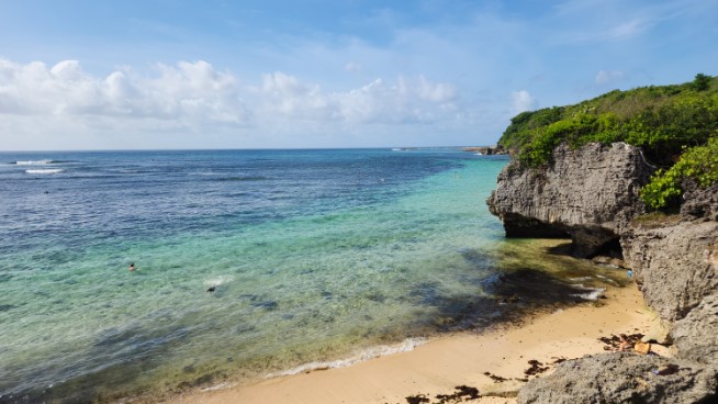 1. Pantai Kuta, 2. Pantai Pandawa, 3. Pantai Sanur, 4. Pura Uluwatu, 5. Taman Garuda Wisnu Kencana, 6. Monumen Bajra Sandhi, 7. Pura Taman Ayun, 8. Bali Shell Museum, “Rumah Kerang” (Tutup), 9. Pantai Jimbaran, 10. Pantai Blue Point, 11. Pantai Dreamland, 12. Mencoba Water Sport di Tanjung Benoa, 13. Pantai Legian Nan Memukau, 14. Pantai Padang – Padang , 15. Pabrik Kata-Kata Joger, 16. Deluang Sari Penangkaran Penyu, 17. Taman Mumbul Sangeh, 18. Sangeh Monkey Forest, 19. Waterboom Bali, 20. “Pantai Private” Pantai Karma Kandara , 21. Pantai Melasti Ungasan, 22. Upside Down World Bali, 23. Pura Geger Beach, 24. Wisata Kerta Gosa, 25. Pantai Gunung Payung, 26. Big Garden Corner