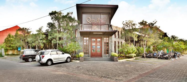 Qen-di Garden Resto , 1. Ikan Bakar Cianjur, 2. Bebek Goreng H Slamet, 3. Ayam Goreng Gringging Lombok, 4. Lesehan Joyo , 5. Warung Apung Rahmawati , 6. Mie Kober Ponti Sidoarjo, 7. Jank Jank Wings , 8. Qen-di Garden Resto, 9. Iga Bakar dan Steak Sidoarjo , 10. Warung Oemik Ika Ganjarane Hidayah, 11. Kupang Lontong Pak Misari , 12. Warung Leko Sidoarjo , 13. Warung Makan Murah Prasmanan Ny Indra, 14. Depok Langgeng Langgeng Sidoarjo , 15. CEKER LAPINDHO ASLI (ALUN-ALUN SIDOARJO), 16. Rawon Gajah Mada , 17. The Crabbys Sidoarjo , 18. Jon’s Cafe and Coffee , 19. Heritage Of Handayani, 20. Cocari Sidoarjo, 21. C&amp;C Spesial Iga Sapi Bakar , 22. Kedai Pakcik Abin, 23. Sop Kikil Pak Madekan, 24. Warung Handayani