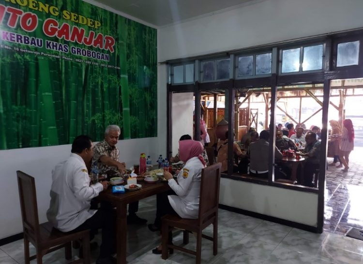 R.M. Sedep Yanto Ganjar Becek &amp; Sate Kerbau, 1. RM Serba Sambal Grobogan, 2. Danau Resto Purwodadi, 3. Rumah Makan Soybean Resto, 4. Rumah Makan Sambung Roso, 5. RM Raharjo Garang Asem, 6. Rm. Gubug Istana II, 7. Rumah Makan Ratna Arga Tirta, 8. Rumah Makan Lesehan Mbak Kar, 9. R.M. Sedep Yanto Ganjar Becek &amp; Sate Kerbau, 10. RM Noroyono Pak Djamin, 11. Pusat Kuliner Purwodadi, 12. Cafe &amp; Resto Pring Ndeso, 13. Dapoer Emak Purwodadi, 14. D’Lans Resto, 15. DEJAVU RESTO &amp; CAFE, 16. Pelangi Resto &amp; Cafe Purwodadi, 17. Warung Makan Ocha, 18. Rumah Makan MBAK SRI JAGO MUDA, 19. Rumah Makan Padang Simpang Mawar, 20. Warung Makan Ibu Hj. Kadri, 21. SUKA RASA RESTO, 22. Ayam Kremes Purwodadi, 23. Waroeng Soto Noroyono, 24. Warung Mbah Sum, 25. Babalu Crab, 26. Omah Angkringan, 27. Warung Makan Mbak Ping
