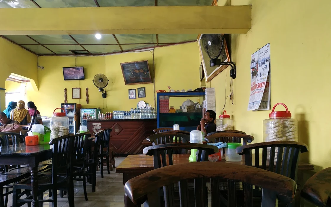 RM Buyung Jaya, 1. Rumah Makan Rahayu, 2. Warung Ndeso Sarwo Eco, 3. Warung Makan Pink, 4. RM Cipto Roso Spesial Sop Balungan, 5. Warung Makan Ayam Bakar Salju, 6. Warung Makan Babe, 7. Ayam Goreng – Ayam Bakar Mbak Tari, 8. Soto Kerbau Bu Saki, 9. Ayam Geprek SaKo, 10. Smartresto, 11. Cheese and Steak, 12. RUMAH MAKAN WARISAN IBOE MBAK UTAMI, 13. RUMAH MAKAN PADANG GANEFO 10, 14. WM. Mas Kus Nasi Goreng, 15. Warung Steak Demak, 16. MR. BOY RESTO AND CAFE, 17. RM Kalijaga, 18. Warung Makan Blambangan, 19. RM Buyung Jaya, 20. Griya Dahar Safira, 21. Rumah Makan Pak H. ISMUN 3, 22. Reinz Cafe &amp; Resto, 23. RM. Ilat Jowo, 24. Sate Kambing &amp; Gule Bu Hj. Kholil, 25. Falia Resto