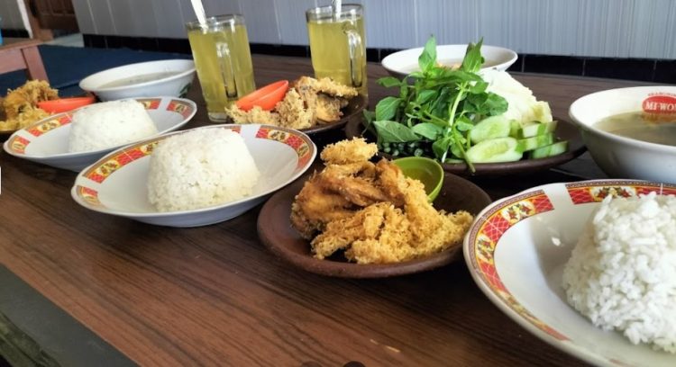 RM Simpati Brebes via Google Maps Endang Sri, 1. Rumah Makan Alang Alang, 2. Sate Kambing Muda H. Suharjo, 3. Rumah Makan Intan Jatibarang, 4. Rumah Makan Ohio, 5. RM Mantap, 6. Warung Makan Lengko Wari, 7. RM Djitoe Rajane Sambel Balongan, 8. Rumah Makan Lesehan Nur Anisa, 9. Warung Makan Sate Blengong Bu Kijah Brebes, 10. Rumah Makan Ronah, 11. RM Sate H. Moei, 12. RM. SATE KARYO, 13. Rumah Makan Putri H. Jahid, 14. RM Simpati, Jl Gor Brebes, 15. Warung Alas Daun – Warung Makan Paling Enak di Rest Area KM 260 Brebes, 16. Rumah Makan H. Dahlan, 17. Rumah Makan Kedung Roso, 18. Kupat Blengong Kasturi Rajak, 19. Bakso Pak Gimin, 20. Warung Sate Kambing Seger Bpk. Khadiri, 21. Rumah Makan Pak Tarwud, 22. Rumah Makan Putra Minang, 23. Sate Kambing SAKINAH, 24. Bu Nunung Restaurant, 25. Rumah Makan Kita Pejagan