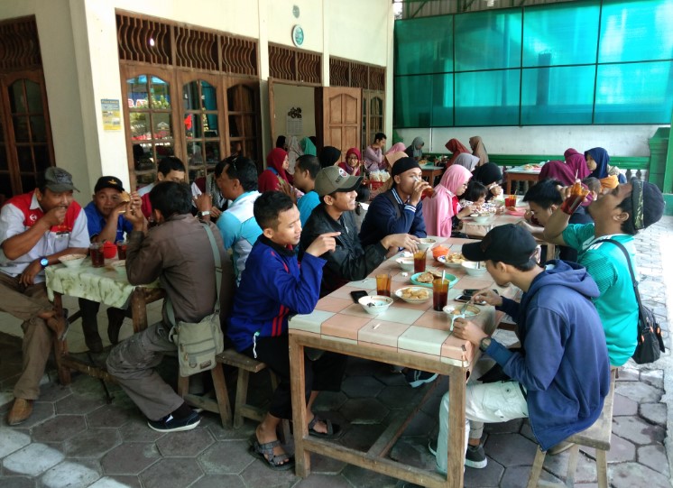 RM Soto Rumput Khas Boyolali, 1. KEDAI MATMOEN, 3. Bamboo Arum Restaurant, 4. Soto Segeer Mbok Giyem, 5. Waroeng Iga Pak Wid, 6. Spesial Sambal SS Heritage, 7. Ini Baru Rajanya Steak, 8. Warung Soto Seger Hj. Fatimah, 9. Star Steak Boyolali, 10. Waroeng Wepede, 11. Ayam Penyet Suroboyo, 12. Kedai Mujur’s, 13. Mager Resto, 14. Rumah Makan Mina Tlatar Indah, 15. Warung Penyet Rejosari, 16. Ayam &amp; Bebek Goreng Pak Pono, 17. Warung Pak Pinggir Pengging, 18. Nasgor 212 Boyolali, 19. Soto Ndelik Boyolali, 20. RM Soto Rumput Khas Boyolali, 21. Omah belvan, 22. Kedai Wangsa, 23. Bebek Goreng Pak Gemboel, 24. Rumah Makan “Simo Chicken”, 25. Kedai Ayam Goreng Kremes Bu Nani, 26. Gapura Cafe &amp; Resto, 27. Kuliner Bu Yoso, 28. Yoko Ramen, 29. Deselokaton