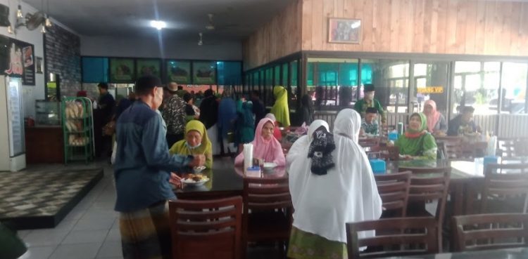 RM. Ilat Jowo bramantha tour, 1. Rumah Makan Rahayu, 2. Warung Ndeso Sarwo Eco, 3. Warung Makan Pink, 4. RM Cipto Roso Spesial Sop Balungan, 5. Warung Makan Ayam Bakar Salju, 6. Warung Makan Babe, 7. Ayam Goreng – Ayam Bakar Mbak Tari, 8. Soto Kerbau Bu Saki, 9. Ayam Geprek SaKo, 10. Smartresto, 11. Cheese and Steak, 12. RUMAH MAKAN WARISAN IBOE MBAK UTAMI, 13. RUMAH MAKAN PADANG GANEFO 10, 14. WM. Mas Kus Nasi Goreng, 15. Warung Steak Demak, 16. MR. BOY RESTO AND CAFE, 17. RM Kalijaga, 18. Warung Makan Blambangan, 19. RM Buyung Jaya, 20. Griya Dahar Safira, 21. Rumah Makan Pak H. ISMUN 3, 22. Reinz Cafe &amp; Resto, 23. RM. Ilat Jowo, 24. Sate Kambing &amp; Gule Bu Hj. Kholil, 25. Falia Resto