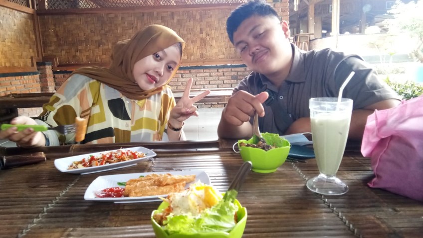 RM. Waroeng Desa Neneng Zakiyatil, 1. Rumah Makan Khas Sunda Cibiuk, 2. Bebek Kaleyo, 3. Sindang Reret Restaurant, 4. Mie XP, 5. Restoran &amp; Pemancingan Mang Ajo, 6. Restaurant Lebak Sari Indah, 7. Rumah Makan Indo Alam Sari, 8. Pepes Walahar H. Dirja, 9. SHSD Sambel Hejo Sambel Dadak, 10. Ayam Bakar Celup Mang Rojak, 11. Restoran Alam Ceria, 12. Soto Tangkar Nang Nean, 13. Rumah Makan Pawon Sae, 14. Telaga Traditional Resto, 15. Rumah Makan Soto Gempol Karawang, 16. Ratu Penyet, 17. Seafood Kiloan Ala Teh Empop, 18. RAJA SORABI HIJAU, 19. Bebek dan Ayam Goreng Pak Ndut, 20. Rumah makan saung kabogoh, 21. RM Dukuh, 22. RM. Waroeng Desa, 23. Restoran Ratu Galuh Seafood, 24. Ayam Bakar Taliwang HSA (Tutup), 25. Inaho Japanese Restaurant, 26. Sambal Toelman, 27. Hai Wang Chinese, 28. Tahu Bumbu Sari Rasa, 29. Gabus Pucung Ala Warung Mandiri