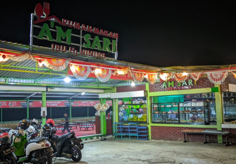 RUMAH MAKAN AM SARI Ibu Hj.Nining Reva Fahreza