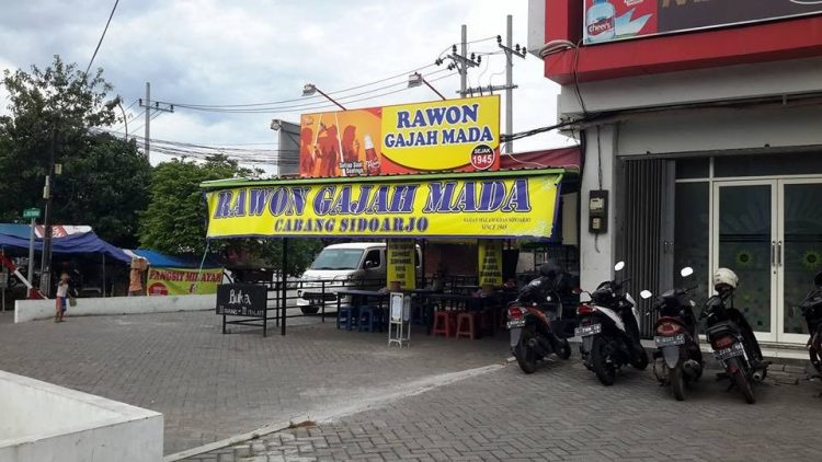 Rawon Gajah Mada, 1. Ikan Bakar Cianjur, 2. Bebek Goreng H Slamet, 3. Ayam Goreng Gringging Lombok, 4. Lesehan Joyo , 5. Warung Apung Rahmawati , 6. Mie Kober Ponti Sidoarjo, 7. Jank Jank Wings , 8. Qen-di Garden Resto, 9. Iga Bakar dan Steak Sidoarjo , 10. Warung Oemik Ika Ganjarane Hidayah, 11. Kupang Lontong Pak Misari , 12. Warung Leko Sidoarjo , 13. Warung Makan Murah Prasmanan Ny Indra, 14. Depok Langgeng Langgeng Sidoarjo , 15. CEKER LAPINDHO ASLI (ALUN-ALUN SIDOARJO), 16. Rawon Gajah Mada , 17. The Crabbys Sidoarjo , 18. Jon’s Cafe and Coffee , 19. Heritage Of Handayani, 20. Cocari Sidoarjo, 21. C&amp;C Spesial Iga Sapi Bakar , 22. Kedai Pakcik Abin, 23. Sop Kikil Pak Madekan, 24. Warung Handayani