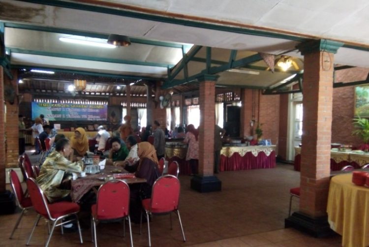 Resto D'Joglo, 1. Pondok Juminten, 2. Resto D’Joglo, 3. Warung Makan Pak Galo, 4. Kurma Resto & Coffee Shop, 5. Mr Teguh Chicken Satay Shop, 6. Warung Lesehan Ikan Bakar “TALAUT 225”, 7. Logissteak Blora, 8. Sambel Lalap, 9. Depot Bakmi Kolonel, 10. Warung Lesehan Rawa Peni, 11. Bakso Patriot Blora, 12. Nasi Goreng Pak Gendut Blora, 13. Bakso Kumis, 14. Sate Ayam Pak Kadirun Blora, 15. RM Padang Jetis, 16. Koplakan Pusat Kuliner, 17. Warung Mbok Penyet, 18. Ayam Geprek Sako Blora, 19. Sego Kobong 70 BBM, 20. Warung Makan Lesehan Mbak Tun, 21. Bang Jago, 22. Kedai Boemi, 23. RM. Sambele Bu’e, 24. SAVANA RESTO CAFE, 25. Teras sunda, 26. Nasi Pecel Mbah Jito, 27. Warung Pecel “Mak Tirah”, 28. Warung Makan Pojok Gogor, 29. Warung Makan Jo’gelo