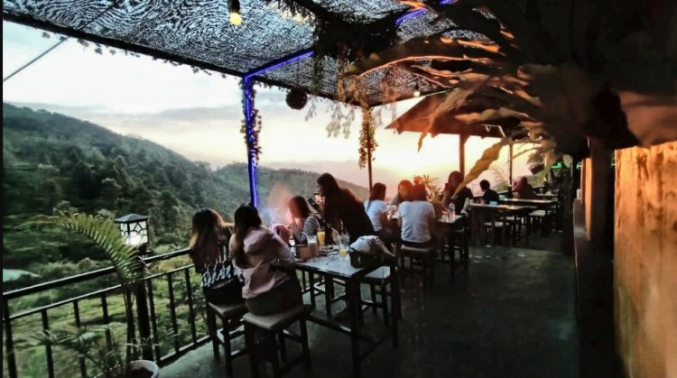 Resto & cafe Puncak Asri, 1. Bumi Aki Puncak, 2. Kopi Nako Kebon Jati, 3. Roofpark Puncak, 4. Pasir Angin Pas, 5. Ngopi di Sawah, 6. Kopi Klotok Cisarua, 7. Heha Waterfall, 8. Breeve Hills resto & cafe, 9. The Lake House, 10. Resto & cafe Puncak Asri, 11. Humaira Coffee, 12. Secret Garden Puncak, 13. Sawah Abah Coffee, 14. Kembali ke Alam Kampung Rimba