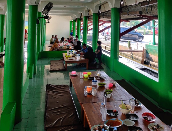 Rm. Gubug Istana II Mohd Rhedo Margen, 1. RM Serba Sambal Grobogan, 2. Danau Resto Purwodadi, 3. Rumah Makan Soybean Resto, 4. Rumah Makan Sambung Roso, 5. RM Raharjo Garang Asem, 6. Rm. Gubug Istana II, 7. Rumah Makan Ratna Arga Tirta, 8. Rumah Makan Lesehan Mbak Kar, 9. R.M. Sedep Yanto Ganjar Becek &amp; Sate Kerbau, 10. RM Noroyono Pak Djamin, 11. Pusat Kuliner Purwodadi, 12. Cafe &amp; Resto Pring Ndeso, 13. Dapoer Emak Purwodadi, 14. D’Lans Resto, 15. DEJAVU RESTO &amp; CAFE, 16. Pelangi Resto &amp; Cafe Purwodadi, 17. Warung Makan Ocha, 18. Rumah Makan MBAK SRI JAGO MUDA, 19. Rumah Makan Padang Simpang Mawar, 20. Warung Makan Ibu Hj. Kadri, 21. SUKA RASA RESTO, 22. Ayam Kremes Purwodadi, 23. Waroeng Soto Noroyono, 24. Warung Mbah Sum, 25. Babalu Crab, 26. Omah Angkringan, 27. Warung Makan Mbak Ping